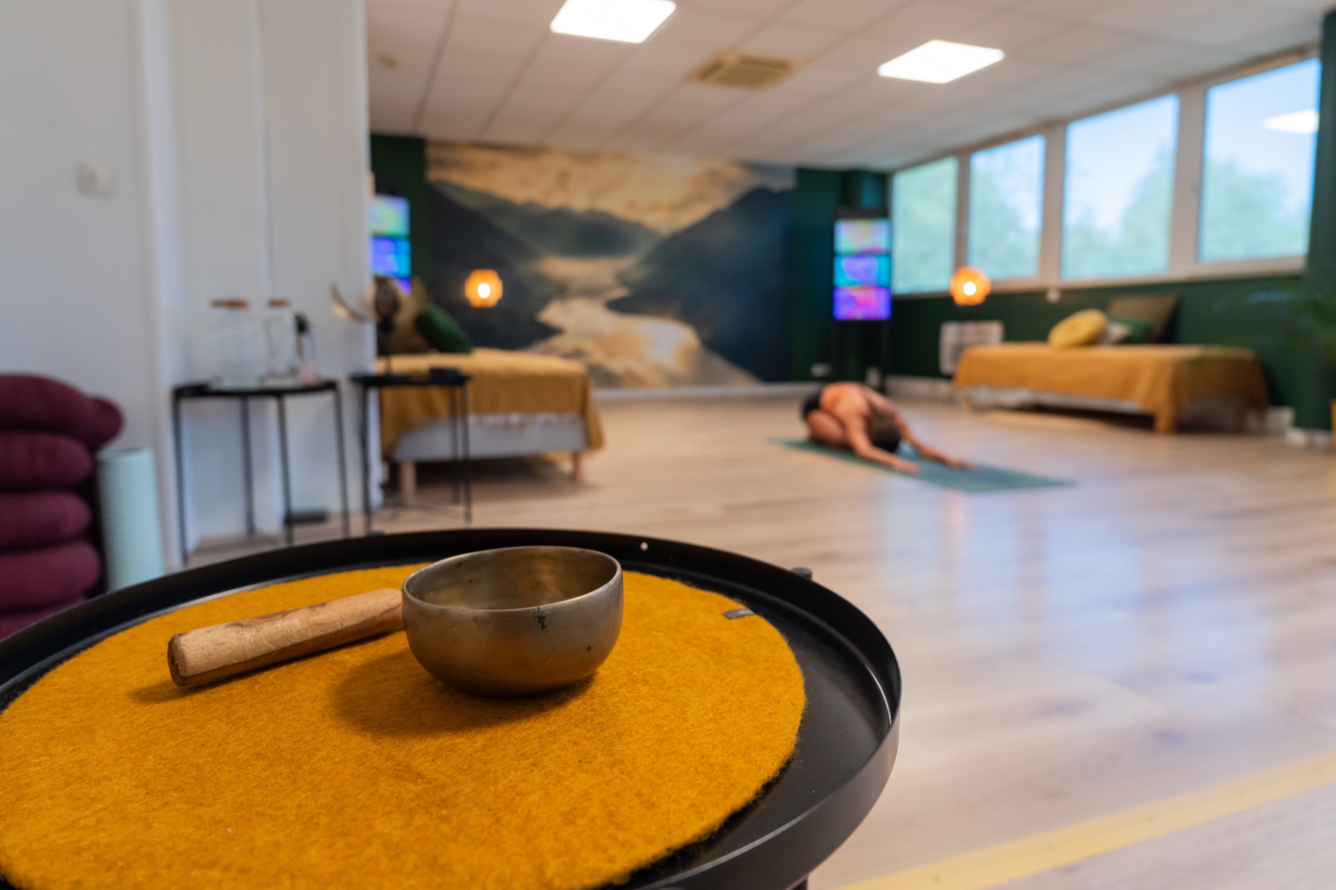Bol chantant dans la lumière douce d'un studio de yoga