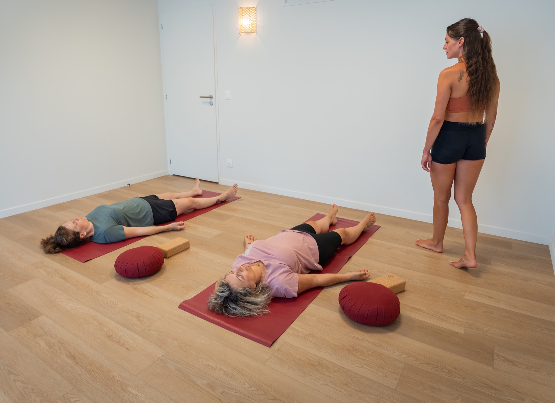 Temps de relaxation guidée : deux participantes allongées, accompagnées par Alizée au studio La Bulle