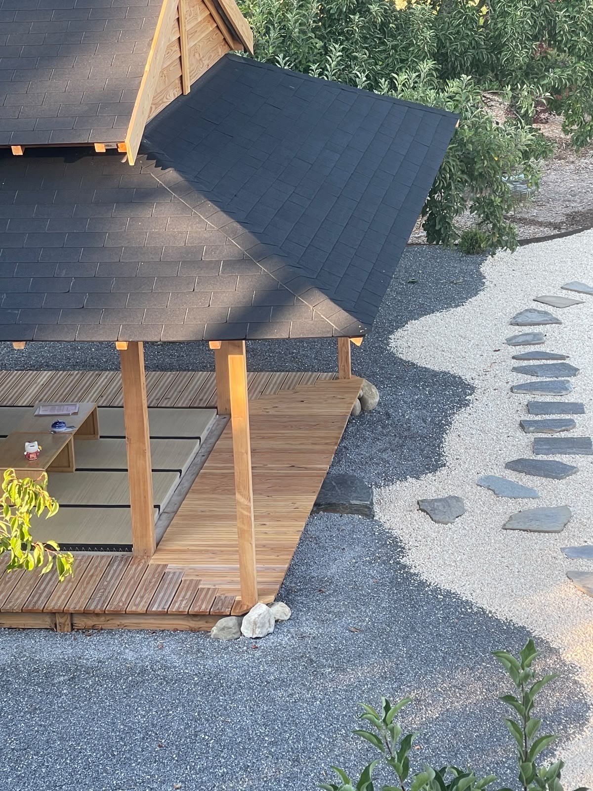 Jardin zen et pas japonais au jardin Kazoku, près d'Annecy