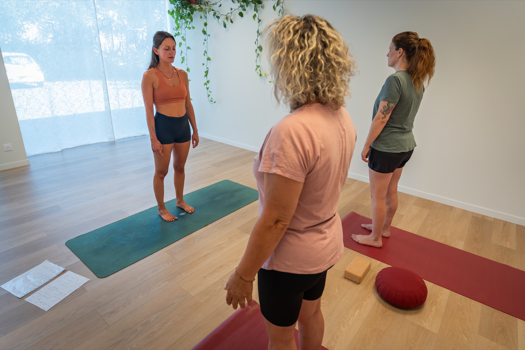 Alizée guidant un cours de yoga en groupe au studio La Bulle