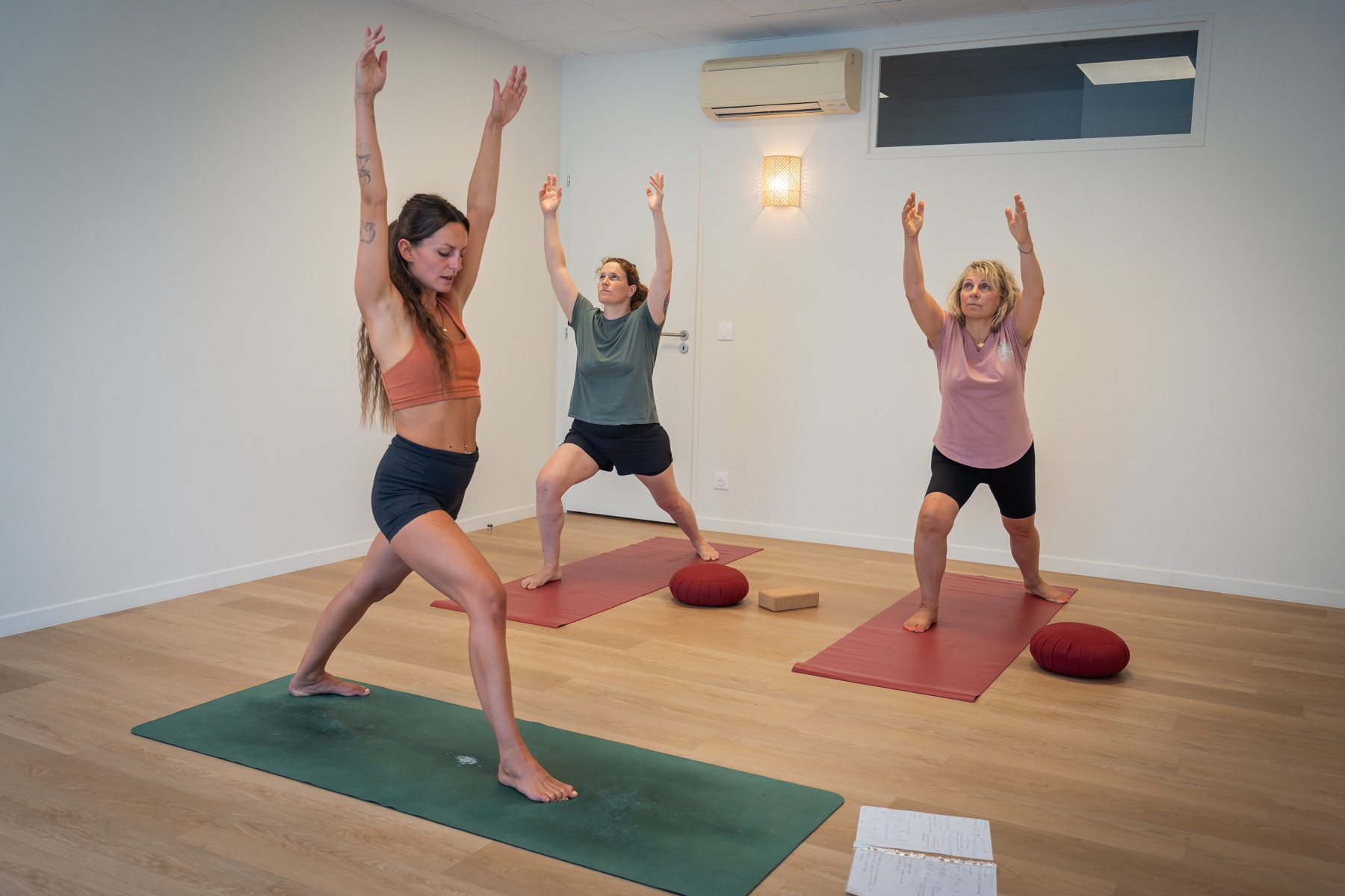 Cours de yoga en groupe au studio La Bulle à Argonay