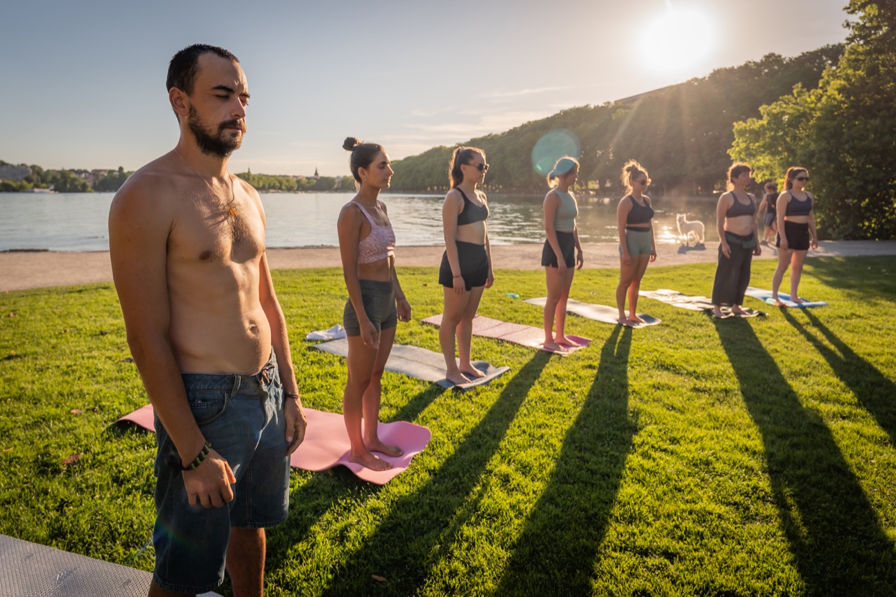 Méditation debout au soleil levant