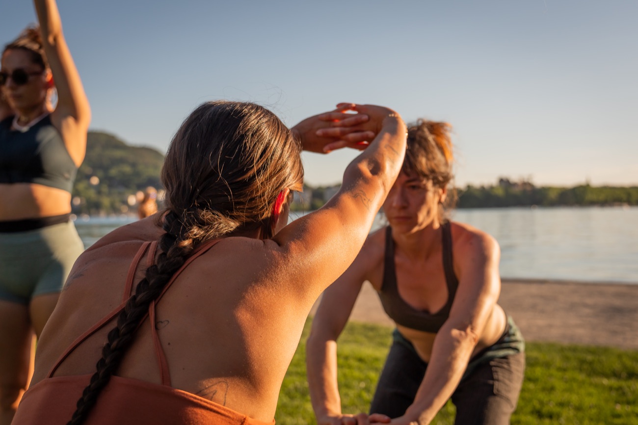 Accompagnement d'une posture au bord du lac