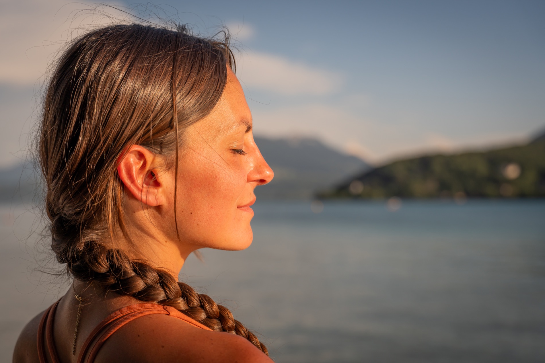 Alizée, profil serein au bord du lac d'Annecy