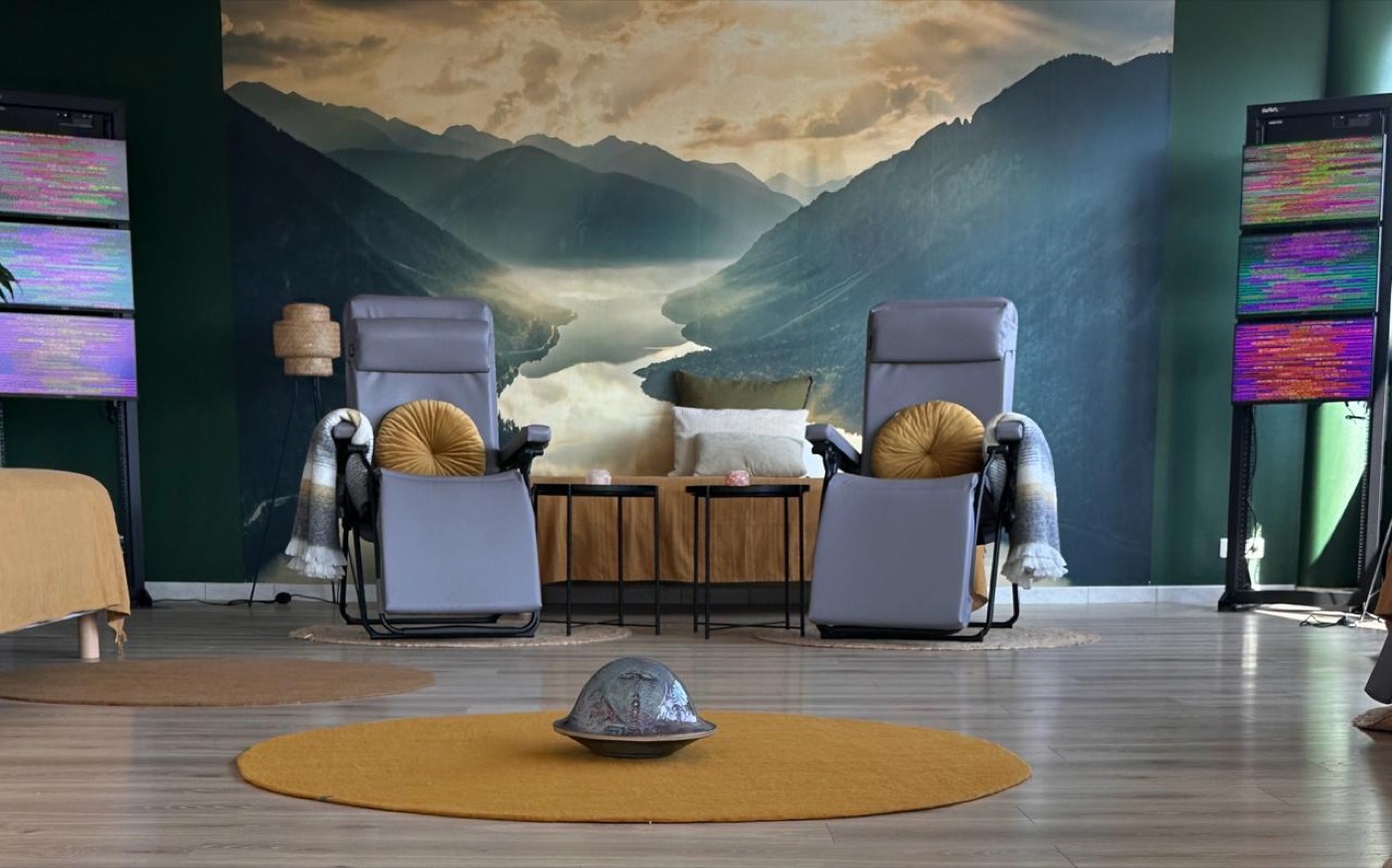 La salle Pure Vitality à Seynod : fauteuils relax, fresque de montagne et panneaux lumineux EESystem
